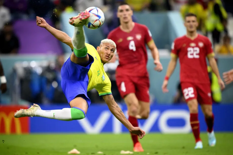 El delantero brasileño Richarlison se eleva en el aire para marcar su segundo gol ante Serbia. El delantero brasileño Richarlison se eleva en el aire para marcar su segundo gol ante Serbia.