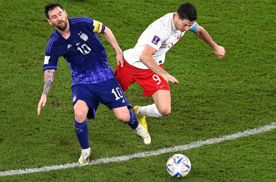 Los astros mundiales y capitanes de Argentina y Polonia, Lionel Messi y Robert Lewandowski, disputan un balón en el encuentro que clasificó a ambas selecciones a los octavos de final de Qatar 2022. Los astros mundiales y capitanes de Argentina y Polonia, Lionel Messi y Robert Lewandowski, disputan un balón en el encuentro que clasificó a ambas selecciones a los octavos de final de Qatar 2022.