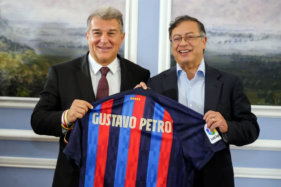 El presidente de la República, Gustavo Petro (d), recibe la camiseta del Fútbol Club Barcelona de manos del presidente del Barcelona, Joan Laporta, hoy, durante una visita a la Casa de Nariño en Bogotá. El presidente de la República, Gustavo Petro (d), recibe la camiseta del Fútbol Club Barcelona de manos del presidente del Barcelona, Joan Laporta, hoy, durante una visita a la Casa de Nariño en Bogotá.