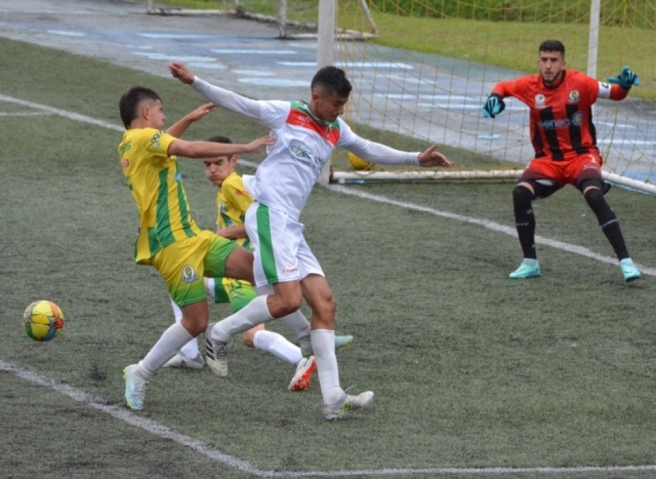 La Selección Caldas Sub-17 ganó el segundo de diez partidos disputados y goleó 4-2 al entonces Líder Manizales F.C. La Selección Caldas Sub-17 ganó el segundo de diez partidos disputados y goleó 4-2 al entonces Líder Manizales F.C.