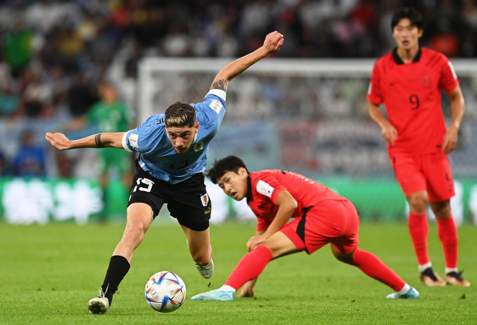 Federico Valverde (i) de Uruguay en acción contra Lee Kang-in (c) de Corea del Sur durante el partido de fútbol del grupo H de la Copa Mundial de la FIFA 2022 entre Uruguay y Corea del Sur en el Education City Stadium en Doha, Catar. Federico Valverde (i) de Uruguay en acción contra Lee Kang-in (c) de Corea del Sur durante el partido de fútbol del grupo H de la Copa Mundial de la FIFA 2022 entre Uruguay y Corea del Sur en el Education City Stadium en Doha, Catar.