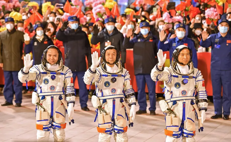 Taikonauts Fei Junlong (d), Deng Qingming (c) y Zhang Lu de la ola de la misión espacial tripulada Shenzhou-15 durante una ceremonia de despedida en el Centro de Lanzamiento de Satélites de Jiuquan en Jiuquan, China. Taikonauts Fei Junlong (d), Deng Qingming (c) y Zhang Lu de la ola de la misión espacial tripulada Shenzhou-15 durante una ceremonia de despedida en el Centro de Lanzamiento de Satélites de Jiuquan en Jiuquan, China.