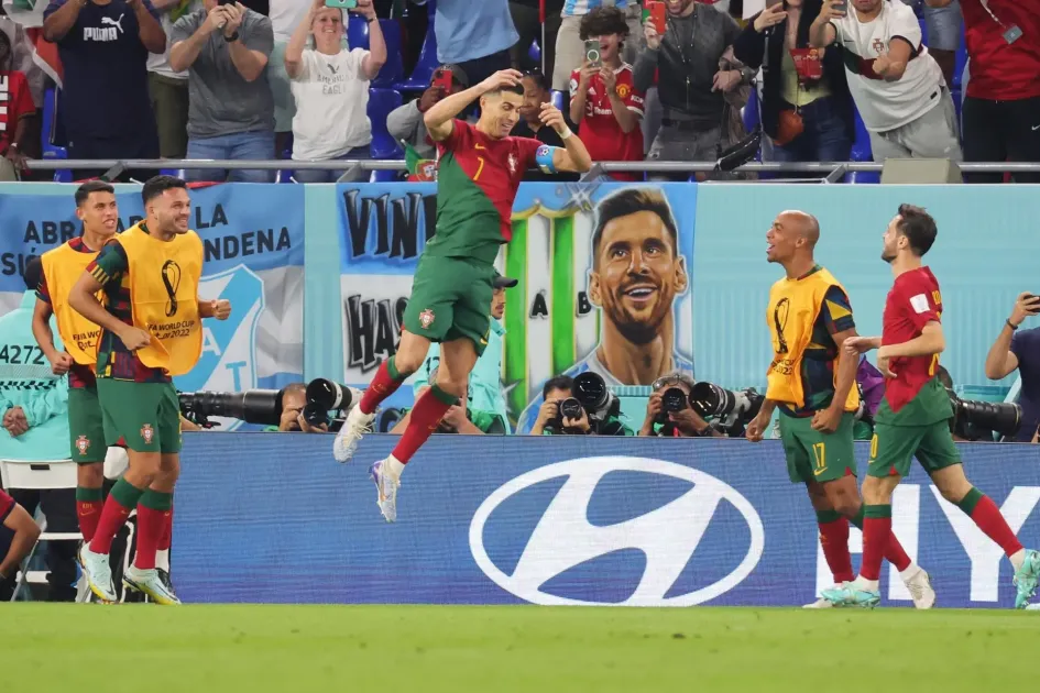 Cristiano Ronaldo de Portugal celebra con sus compañeros después de anotar el gol 1-0 desde el punto de penalti durante el partido de fútbol del grupo H de la Copa Mundial de la FIFA 2022 entre Portugal y Ghana en el Estadio 947 en Doha, Catar. Cristiano Ronaldo de Portugal celebra con sus compañeros después de anotar el gol 1-0 desde el punto de penalti durante el partido de fútbol del grupo H de la Copa Mundial de la FIFA 2022 entre Portugal y Ghana en el Estadio 947 en Doha, Catar.