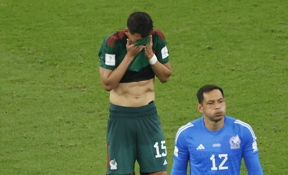 El defensor mexicano Héctor Moreno se limpia las lágrimas tras quedar eliminado del Mundial en fase de grupos. El defensor mexicano Héctor Moreno se limpia las lágrimas tras quedar eliminado del Mundial en fase de grupos.