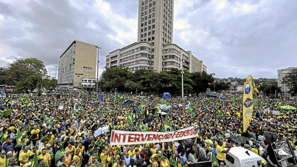 Miles de seguidores del presidente Jair Bolsonaro alientan a los militares a tomarse el poder. Miles de seguidores del presidente Jair Bolsonaro alientan a los militares a tomarse el poder.