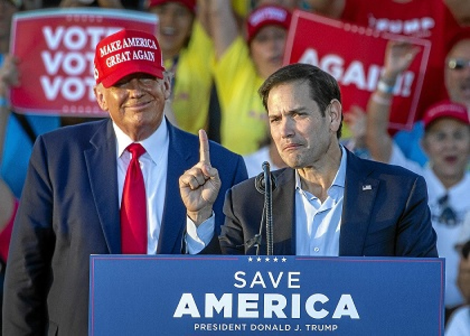 El senador de Florida Marco Rubio habla en un mitin de campaña con el expresidente estadounidense Donald Trump en apoyo a la reelección de Rubio en las elecciones intermedias, en Miami, Florida