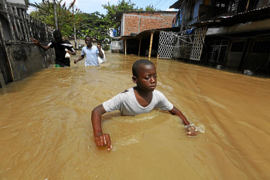 Niños caminan por barrios inundados por el desbordamiento del río Cauca, debido a las fuertes lluvias que se han presentado en los últimos días. Niños caminan por barrios inundados por el desbordamiento del río Cauca, debido a las fuertes lluvias que se han presentado en los últimos días.