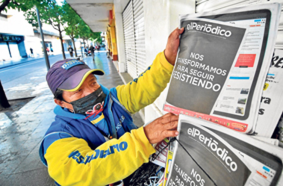 La última edición impresa de El Periódico circuló ayer en Ciudad de Guatemala. "Nos transformamos para seguir resistiendo", señala la portada del 30 de noviembre.