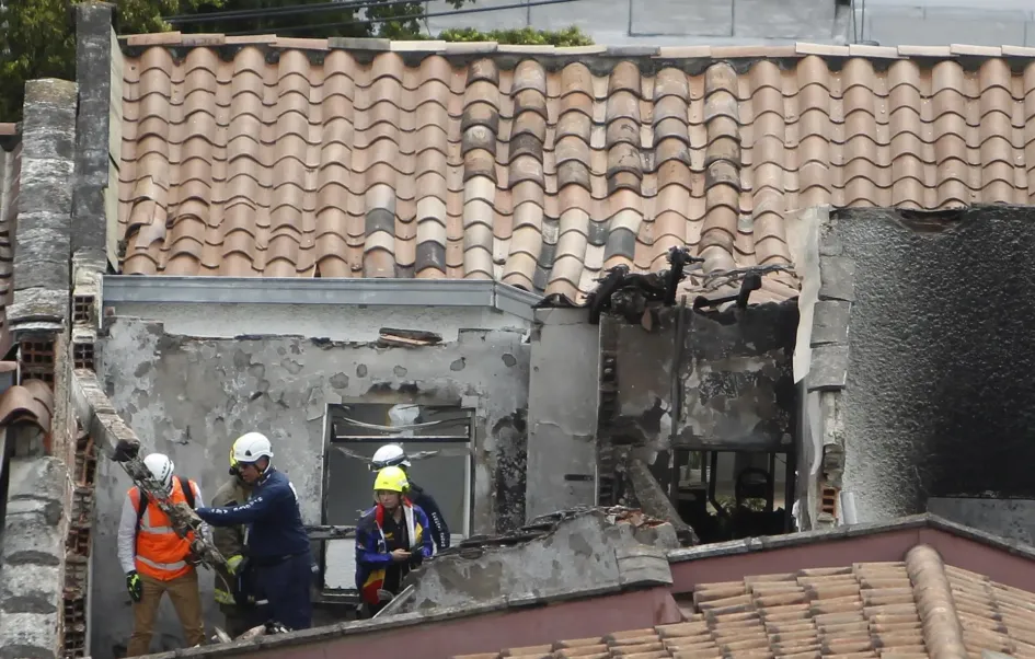 Bomberos y organismos de socorro llegan para atender la emergencia, luego de que una avioneta se estrellara en un barrio residencial hoy en Medellín Bomberos y organismos de socorro llegan para atender la emergencia, luego de que una avioneta se estrellara en un barrio residencial hoy en Medellín