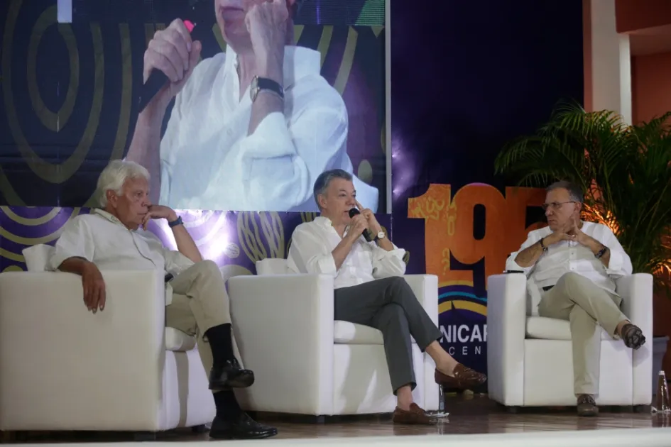 El premio Nobel de Paz y expresidente de Colombia Juan Manuel Santos (c); el expresidente del Gobierno español Felipe González (i) y el presidente del Congreso colombiano, Roy Barreras, en su participación en el coloquio "6 años de la firma del Acuerdo de Paz", en la Universidad de Cartagena. El premio Nobel de Paz y expresidente de Colombia Juan Manuel Santos (c); el expresidente del Gobierno español Felipe González (i) y el presidente del Congreso colombiano, Roy Barreras, en su participación en el coloquio "6 años de la firma del Acuerdo de Paz", en la Universidad de Cartagena.
