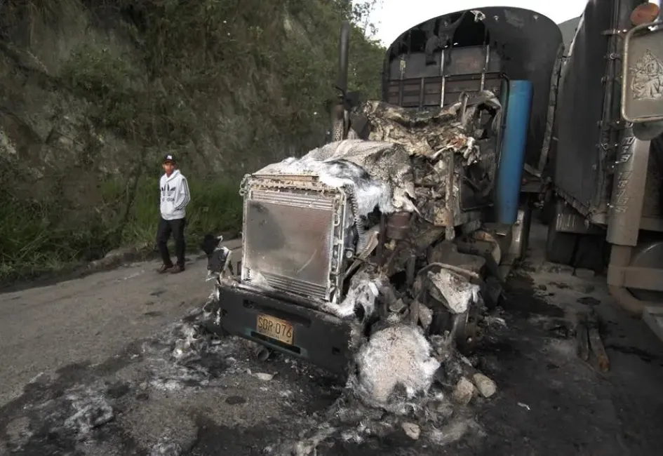 Fotografía de este martes que muestra un camión que fue incendiado en una carretera de Norte de Santander. Hombres armados incendiaron ayer siete grandes camiones que circulaban con carga por una de las principales carreteras de este departamento. Fotografía de este martes que muestra un camión que fue incendiado en una carretera de Norte de Santander. Hombres armados incendiaron ayer siete grandes camiones que circulaban con carga por una de las principales carreteras de este departamento.