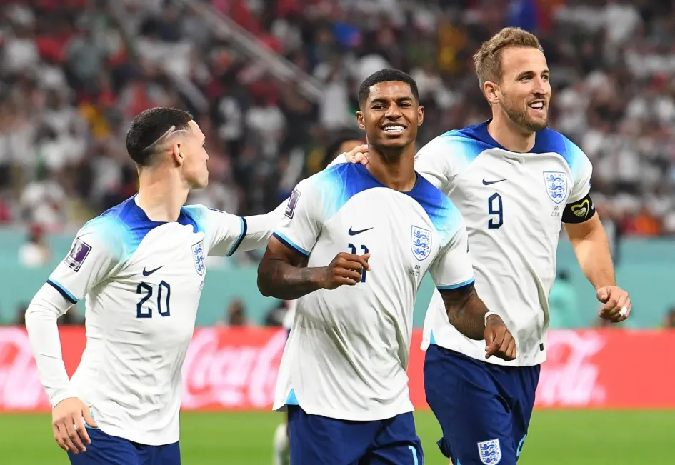 Marcus Rashford (c) de Inglaterra celebra con sus compañeros de equipo después de anotar la ventaja de 5-1 durante el partido de fútbol del grupo B de la Copa Mundial de la FIFA 2022 entre Inglaterra e Irán en el Estadio Internacional Khalifa en Doha, Catar. Marcus Rashford (c) de Inglaterra celebra con sus compañeros de equipo después de anotar la ventaja de 5-1 durante el partido de fútbol del grupo B de la Copa Mundial de la FIFA 2022 entre Inglaterra e Irán en el Estadio Internacional Khalifa en Doha, Catar.
