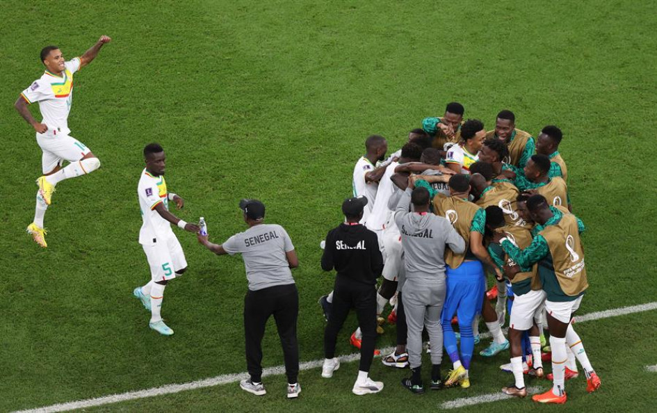 Los jugadores senegaleses celebran el segundo de los goles anotados ante Catar, para continuar en la lucha por clasificar tras haber perdido por 0-2 contra Países Bajos. Ecuador será el juez que decidirá su destino en esta cita orbital. Los jugadores senegaleses celebran el segundo de los goles anotados ante Catar, para continuar en la lucha por clasificar tras haber perdido por 0-2 contra Países Bajos. Ecuador será el juez que decidirá su destino en esta cita orbital.