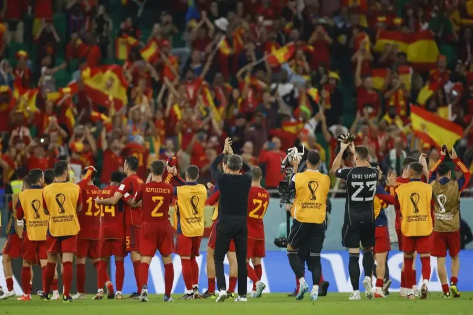 Los jugadores de España saludan a la tribuna al finalizar hoy, el un partido de la fase de grupos del Mundial de Fútbol Qatar 2022 entre España y Costa Rica en el estadio Al Zumama en Doha (Catar). Los jugadores de España saludan a la tribuna al finalizar hoy, el un partido de la fase de grupos del Mundial de Fútbol Qatar 2022 entre España y Costa Rica en el estadio Al Zumama en Doha (Catar).