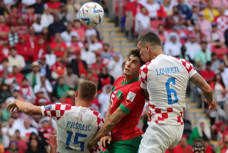 Nayef Aguerd (c) de Marruecos en acción contra Dejan Lovren (d) de Croacia durante el partido de fútbol del grupo F de la Copa Mundial de la FIFA 2022 entre Marruecos y Croacia en el Estadio Al Bayt en Al Khor, Catar. Nayef Aguerd (c) de Marruecos en acción contra Dejan Lovren (d) de Croacia durante el partido de fútbol del grupo F de la Copa Mundial de la FIFA 2022 entre Marruecos y Croacia en el Estadio Al Bayt en Al Khor, Catar.