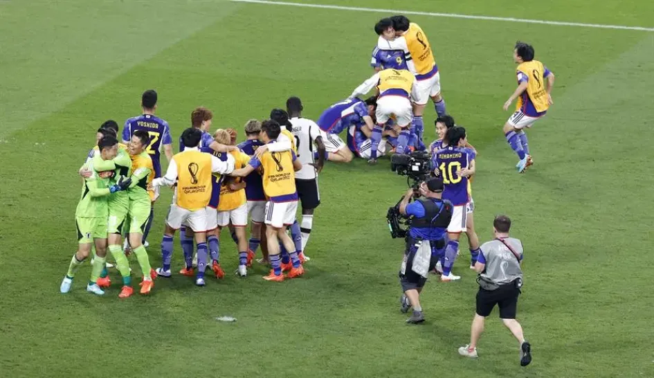 Jugadores de Japón celebran eufóricamente tras el agónico segundo gol del encuentro, que selló su victoria ante una de las selecciones favoritas a llevarse el título. Jugadores de Japón celebran eufóricamente tras el agónico segundo gol del encuentro, que selló su victoria ante una de las selecciones favoritas a llevarse el título.