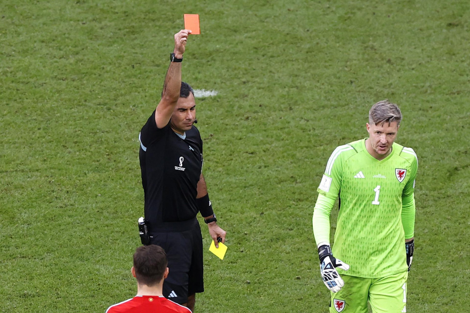 El portero galés, Wayne Hennessey se convirtió en el primer expulsado del Mundial de Qatar 2022, tras una fuerte entrada sobre un contricante iraní. El portero galés, Wayne Hennessey se convirtió en el primer expulsado del Mundial de Qatar 2022, tras una fuerte entrada sobre un contricante iraní.
