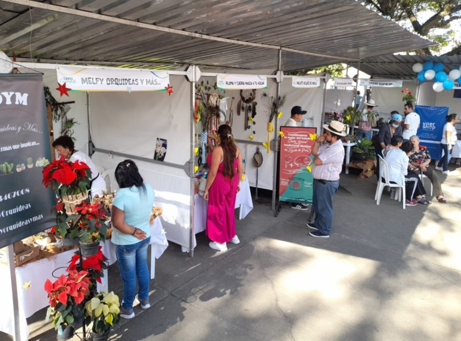 Consuelo Restrepo se dedica a cuidar sus matar con esmero, en su vivero situado en la finca Canaima. Su fuerte son los terrarios, las orquídeas y los cactus. Consuelo Restrepo se dedica a cuidar sus matar con esmero, en su vivero situado en la finca Canaima. Su fuerte son los terrarios, las orquídeas y los cactus.