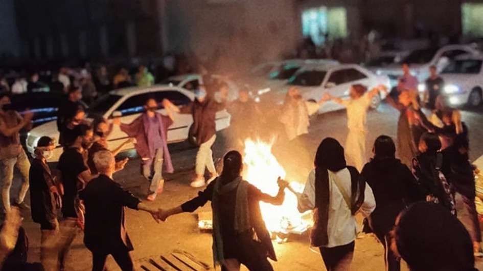 Un grupo de mujeres baila y quema sus velos durante una protesta nocturna en Bandar Abbas, en el suroeste de Irán. Un grupo de mujeres baila y quema sus velos durante una protesta nocturna en Bandar Abbas, en el suroeste de Irán.