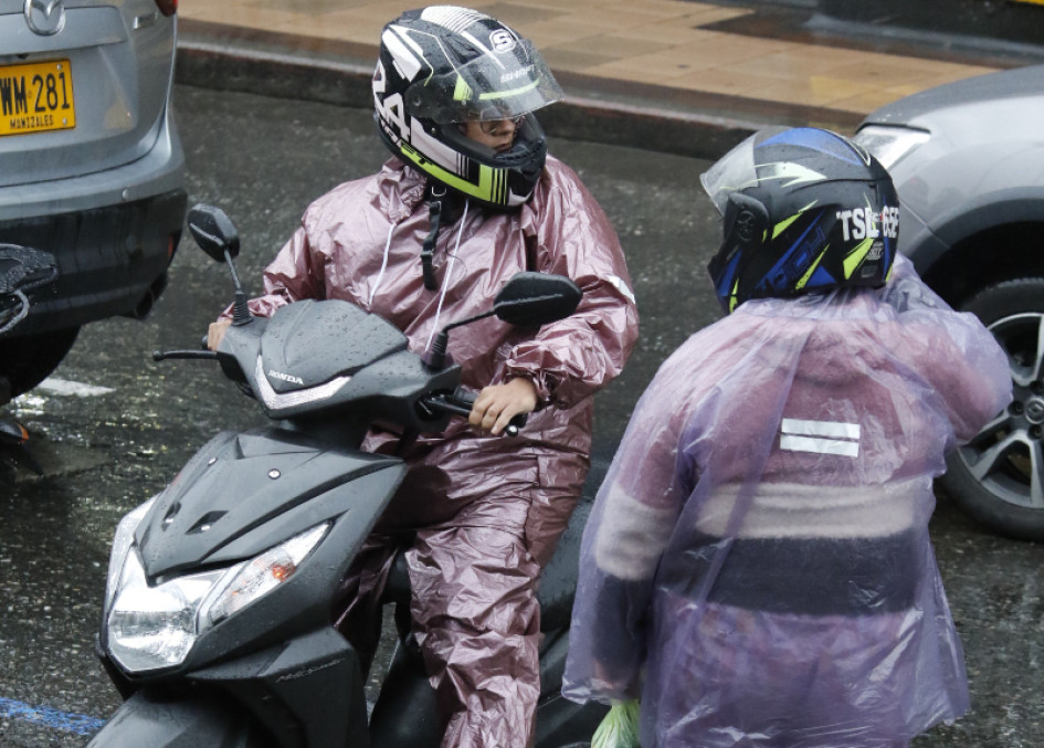 Los colores vistosos en los motociclistas hacen parte de su seguridad para ser visibles en el tráfico. Los colores vistosos en los motociclistas hacen parte de su seguridad para ser visibles en el tráfico.