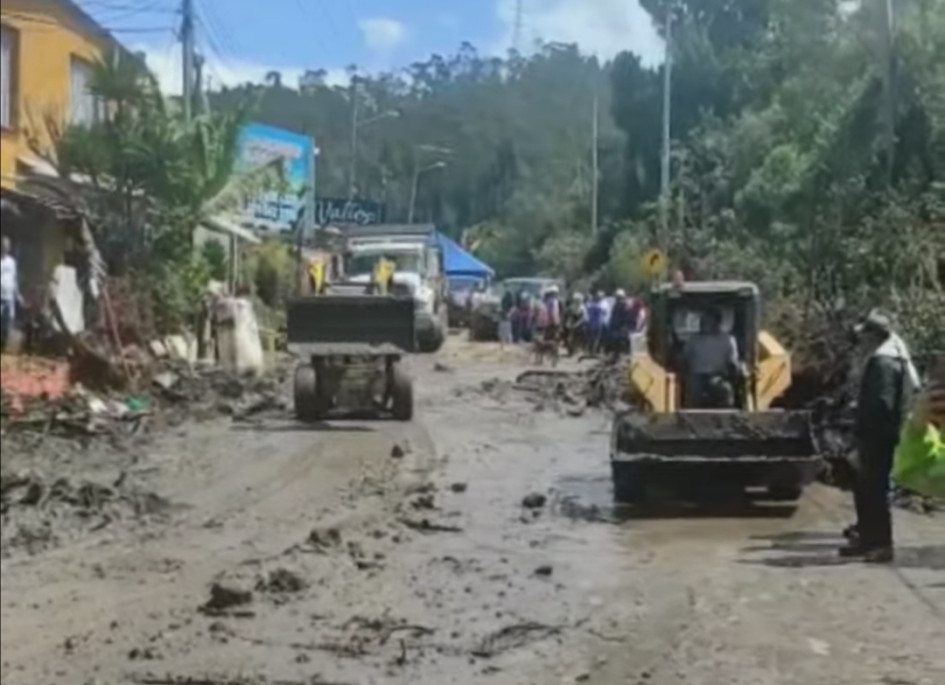 En el kilómetro 5 de la vía Bogotá-La Calera, después del peaje, ocurrió el deslizamiento con un saldo de dos muertos y dos desaparecidos. En el kilómetro 5 de la vía Bogotá-La Calera, después del peaje, ocurrió el deslizamiento con un saldo de dos muertos y dos desaparecidos.