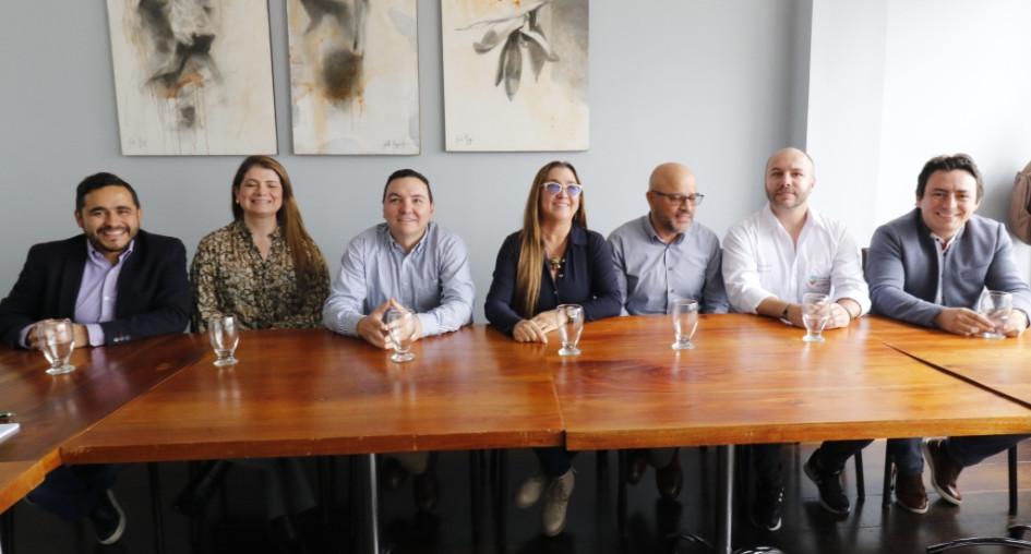 De izquierda a derecha los aspirantes a la Alcaldía de Manizales: Christian Pérez, concejal de la ASI; Paula Andrea Toro; Miguel Trujillo; Jazmín Gómez; Francisco Javier González; Jhon Alexánder Rodríguez y Julián García, concejales del Partido Verde. De izquierda a derecha los aspirantes a la Alcaldía de Manizales: Christian Pérez, concejal de la ASI; Paula Andrea Toro; Miguel Trujillo; Jazmín Gómez; Francisco Javier González; Jhon Alexánder Rodríguez y Julián García, concejales del Partido Verde.