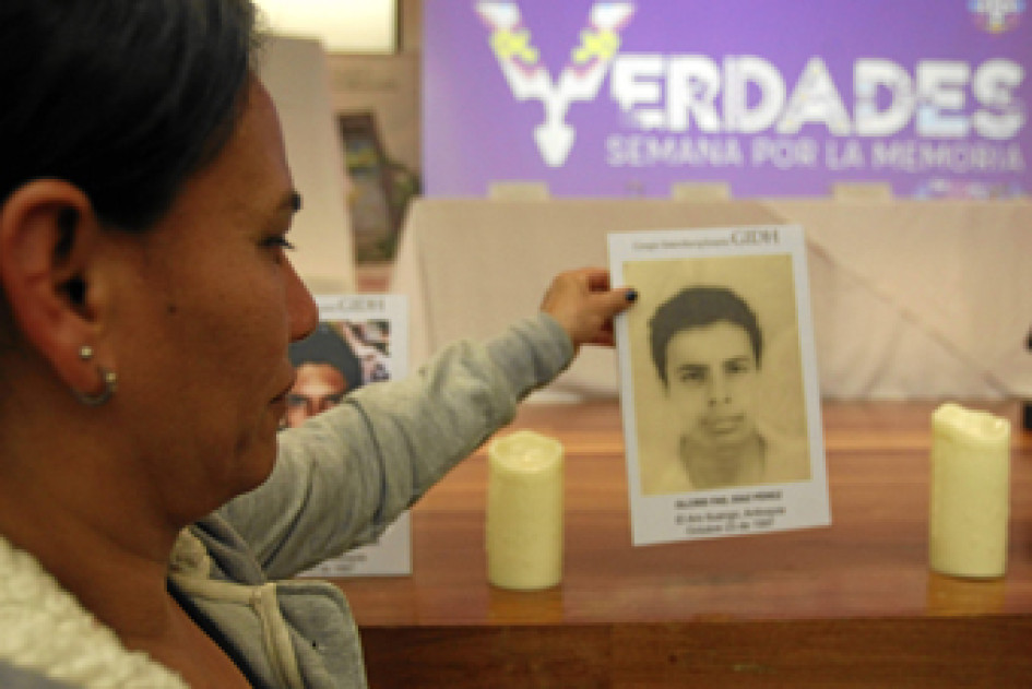 El momento de mayor solemnidad se dio cuando las 19 fotografías de las víctimas de las matanzas fueron alumbradas con velas por los familiares. Noelia Díaz Pérez se encargó de iluminar la imagen de su hermano Olcris Fail, al que asesinaron en El Aro. El momento de mayor solemnidad se dio cuando las 19 fotografías de las víctimas de las matanzas fueron alumbradas con velas por los familiares. Noelia Díaz Pérez se encargó de iluminar la imagen de su hermano Olcris Fail, al que asesinaron en El Aro.