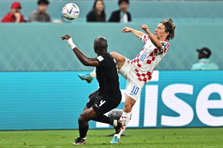 Luka Modric (derecha) disputa un balón contra el canadiense Kamal Miller. Luka Modric (derecha) disputa un balón contra el canadiense Kamal Miller.