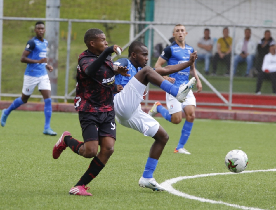 Aunque debutó en esta edición con una derrota, el Once Caldas A se adueñó del liderato de la competencia que hoy tendrá dos juegos en la auxiliar y mañana cinco en Villamaría. Aunque debutó en esta edición con una derrota, el Once Caldas A se adueñó del liderato de la competencia que hoy tendrá dos juegos en la auxiliar y mañana cinco en Villamaría.