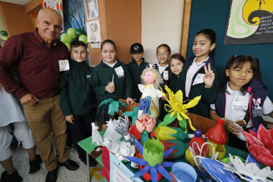 Estudiantes de primaria les apostaron a artículos amigables con el medio ambiente. Estudiantes de primaria les apostaron a artículos amigables con el medio ambiente.