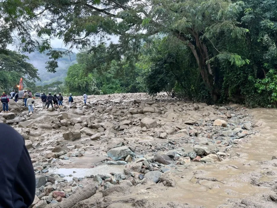 El derrumbe se dio en el tramo de la vía entre La Felisa (corregimiento de La Merced) y La Pintada (Antioquia). El derrumbe se dio en el tramo de la vía entre La Felisa (corregimiento de La Merced) y La Pintada (Antioquia).