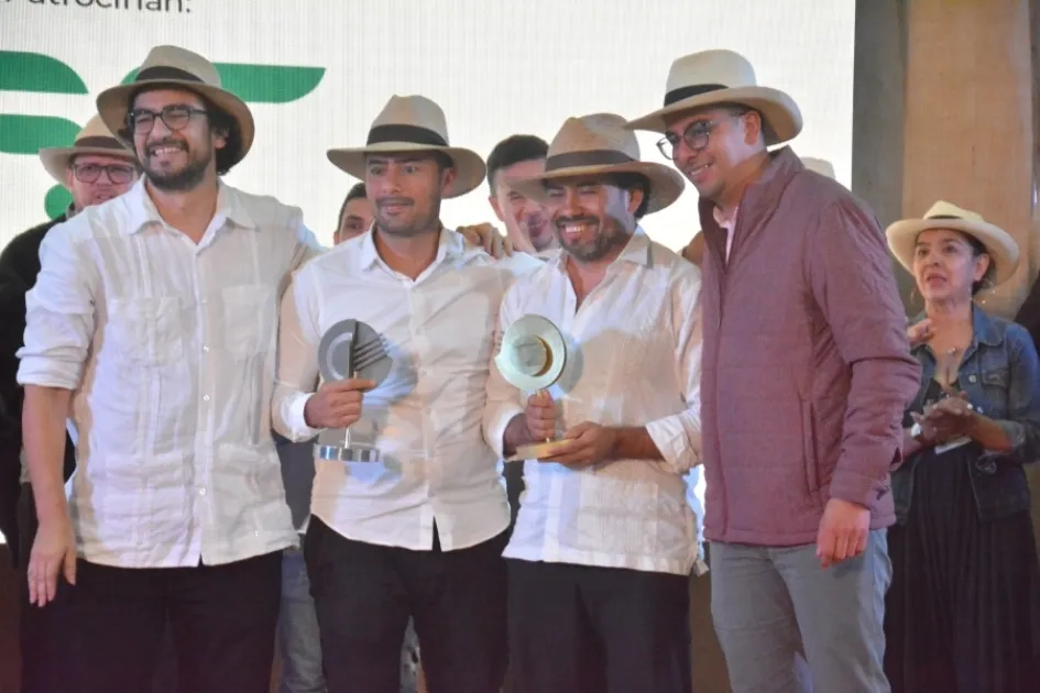 Tiple, guitarra y bandola, la máxima distinción en el Festival del Pasillo Tiple, guitarra y bandola, la máxima distinción en el Festival del Pasillo
