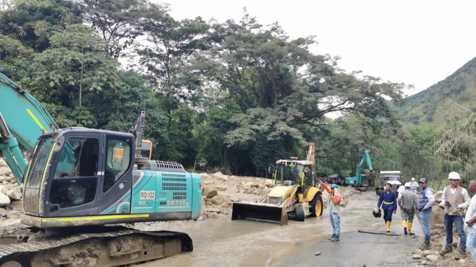 Foto | Cortesía Pacífico Tres | LA PATRIA A las 4:00 p.m. la Concesión Pacífico Tres informó que seguían removiendo piedras y tierra. Foto | Cortesía Pacífico Tres | LA PATRIA A las 4:00 p.m. la Concesión Pacífico Tres informó que seguían removiendo piedras y tierra.