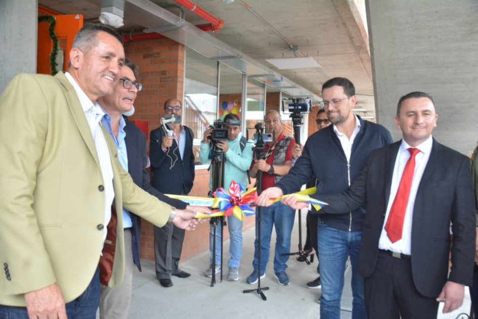 El ministro de Educación recorrió las instalaciones y compartió con los estudiantes. El ministro de Educación recorrió las instalaciones y compartió con los estudiantes.