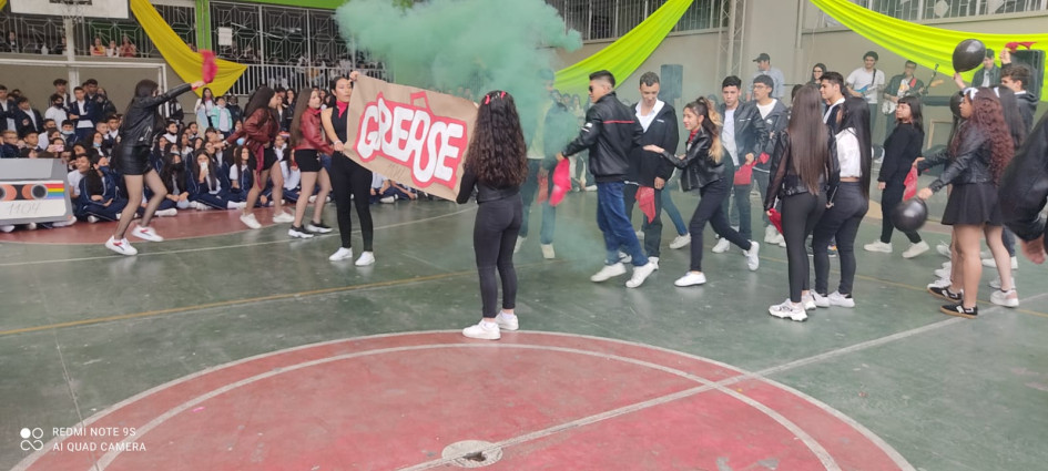 Estudiantes del grado once durante su presentación. Estudiantes del grado once durante su presentación.