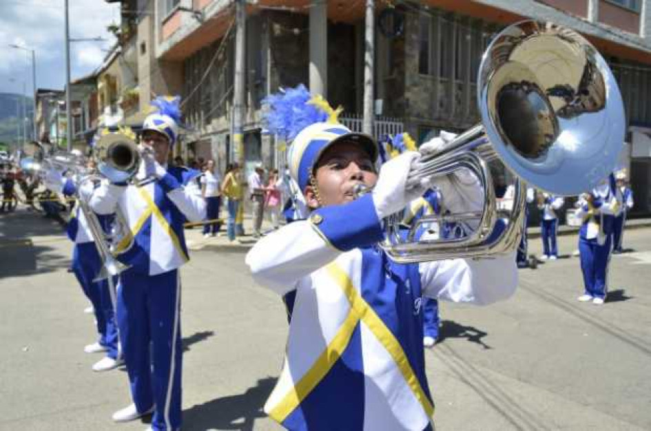 BANDAS DE MARCHA DESFILE CON BANDAS