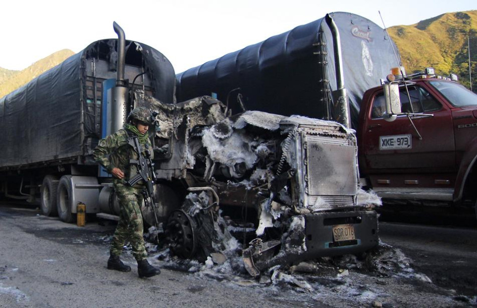 Foto | EFE | LA PATRIA Los dueños de los tractocamiones han ordenado a sus conductores no separarse de sus carros para evitar saqueos o que los desvalijen, ya que el seguro no cubre ese tipo de delitos. Foto | EFE | LA PATRIA Los dueños de los tractocamiones han ordenado a sus conductores no separarse de sus carros para evitar saqueos o que los desvalijen, ya que el seguro no cubre ese tipo de delitos.