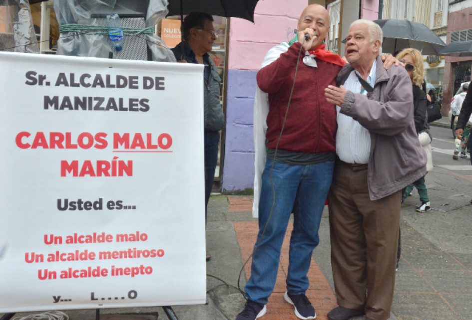 plantón contra el alcalde de Manizales plantón contra el alcalde de Manizales