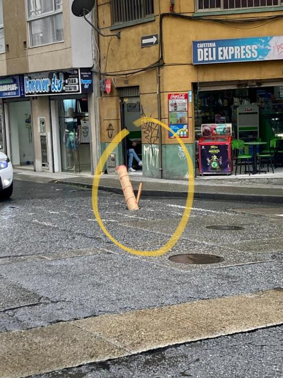 En la carrera 20 con calle 27 de Manizales pusieron una guadua en la mitad de la vía para avisar a los conductores y transeúntes que allí hay un gran hueco. En la carrera 20 con calle 27 de Manizales pusieron una guadua en la mitad de la vía para avisar a los conductores y transeúntes que allí hay un gran hueco.