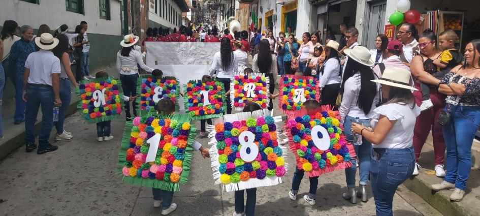 Los niños portaron silletas adornadas por los 180 años de Neira. Los niños portaron silletas adornadas por los 180 años de Neira.