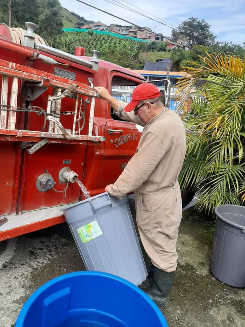 Los bomberos repartieron agua potable en diferentes sectores del municipio. Los bomberos repartieron agua potable en diferentes sectores del municipio.