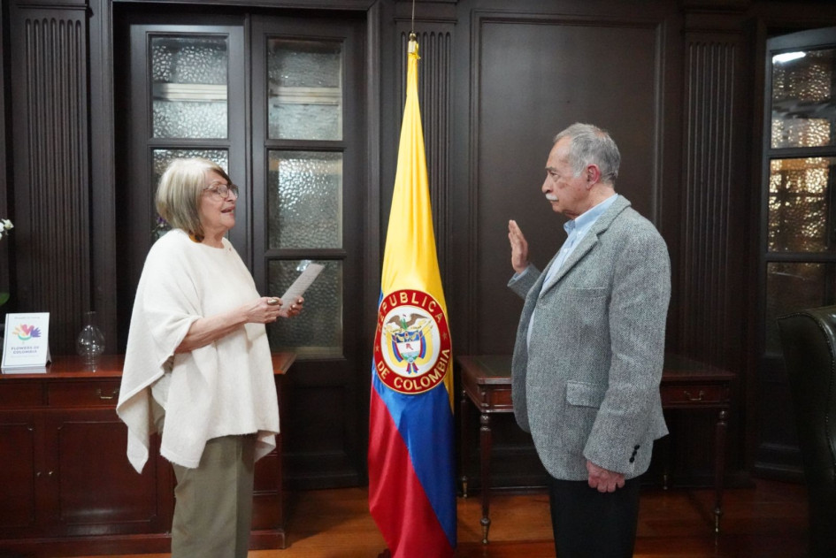 La ministra de Agricultura, Cecilia López, tomó juramento del nuevo viceministro de Desarrollo Rural, Darío Fajardo. La ministra de Agricultura, Cecilia López, tomó juramento del nuevo viceministro de Desarrollo Rural, Darío Fajardo.