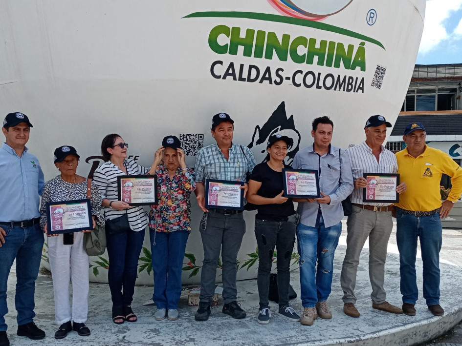 Los ganadores recibieron el premio al lado de la taza de café más grande del mundo. Los ganadores recibieron el premio al lado de la taza de café más grande del mundo.