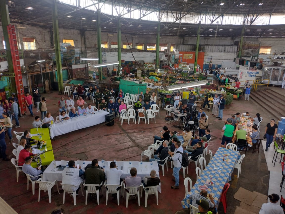Foto | LA PATRIA Concejales sesionaron ayer en pleno pabellón central de La Galería, donde el próximo año se renovará el techo. Foto | LA PATRIA Concejales sesionaron ayer en pleno pabellón central de La Galería, donde el próximo año se renovará el techo.