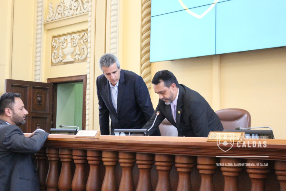 El alto consejero para las regiones, Luis Fernando Velasco (c), se posesionó este martes como gobernador ad-hoc para participar en la elección del rector de la U. de Caldas. El alto consejero para las regiones, Luis Fernando Velasco (c), se posesionó este martes como gobernador ad-hoc para participar en la elección del rector de la U. de Caldas.