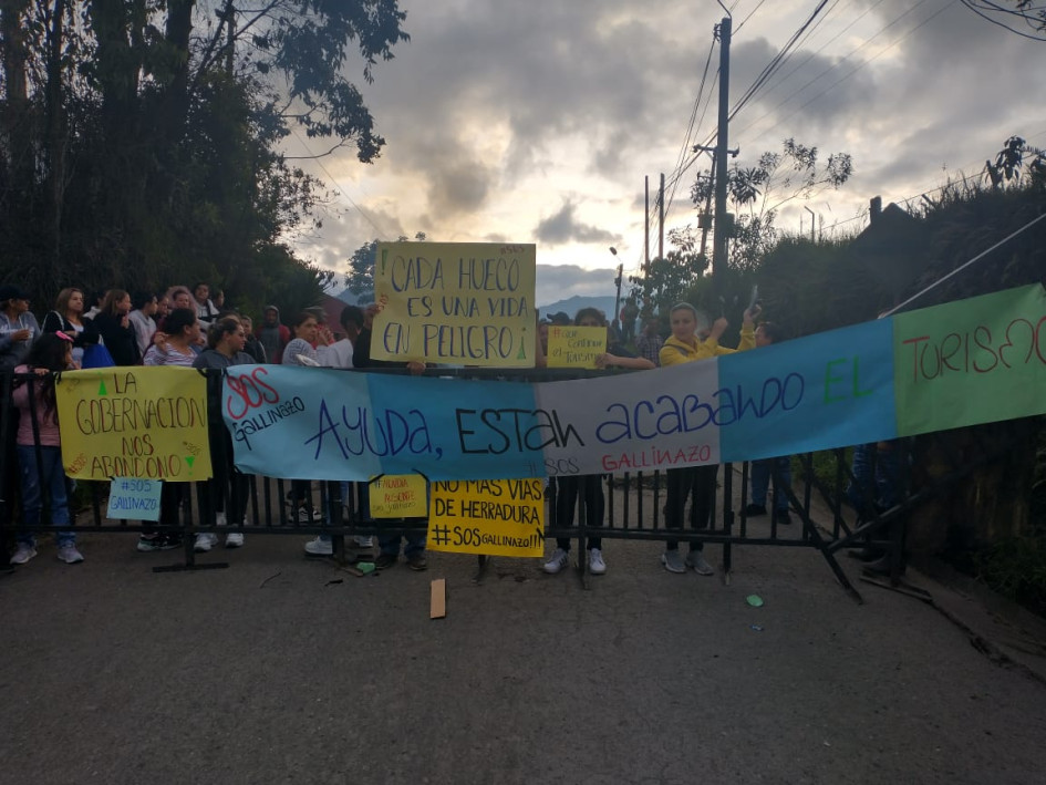Con pancartas y arengas se dio cita la comunidad desde las 5 de la mañana a 500 metros de la estación de busetas del barrio La Enea, para solicitar arreglos en la vía. Con pancartas y arengas se dio cita la comunidad desde las 5 de la mañana a 500 metros de la estación de busetas del barrio La Enea, para solicitar arreglos en la vía.