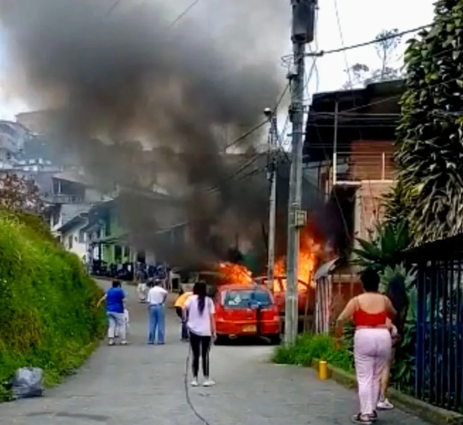 Carro se incendió en el barrio 20 de Julio de Manizales Carro se incendió en el barrio 20 de Julio de Manizales