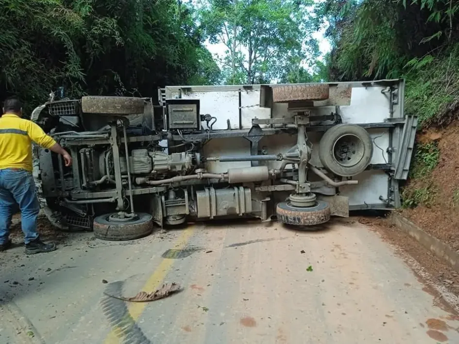 Furgón se volcó en la vía Marquetalia-Victoria