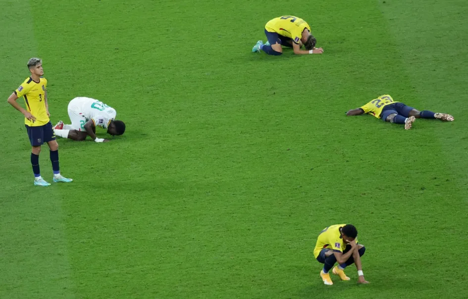 Bamba Dieng (2i) de Senegal y jugadores de Ecuador reaccionan después del partido de fútbol del Grupo A de la Copa Mundial de la FIFA 2022 entre Ecuador y Senegal en el Estadio Internacional Khalifa en Doha, Catar. Bamba Dieng (2i) de Senegal y jugadores de Ecuador reaccionan después del partido de fútbol del Grupo A de la Copa Mundial de la FIFA 2022 entre Ecuador y Senegal en el Estadio Internacional Khalifa en Doha, Catar.