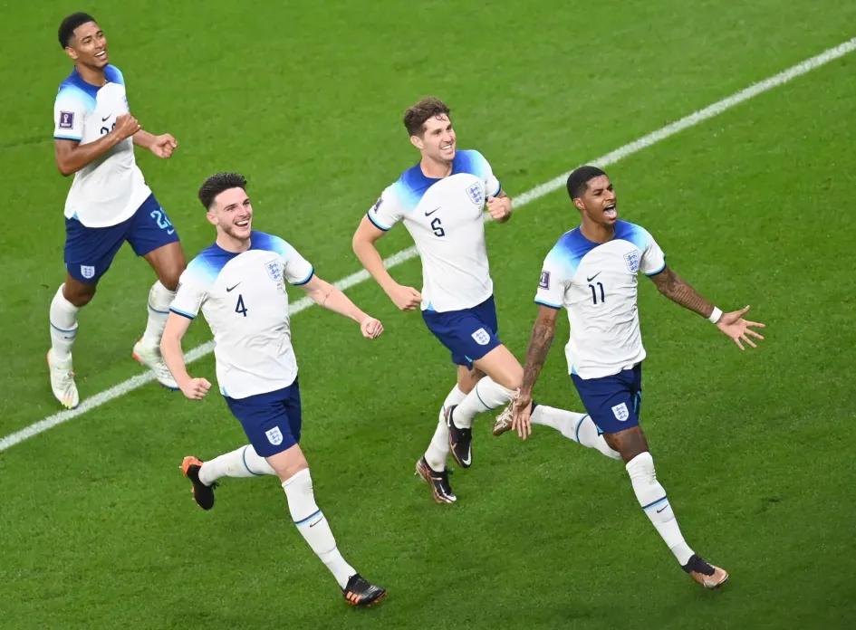 Marcus Rashford (d) de Inglaterra celebra al marcar el gol de apertura durante el partido de fútbol del Grupo B de la Copa Mundial de la FIFA 2022 entre Gales e Inglaterra en el estadio Ahmad bin Ali en Doha, Catar. Marcus Rashford (d) de Inglaterra celebra al marcar el gol de apertura durante el partido de fútbol del Grupo B de la Copa Mundial de la FIFA 2022 entre Gales e Inglaterra en el estadio Ahmad bin Ali en Doha, Catar.